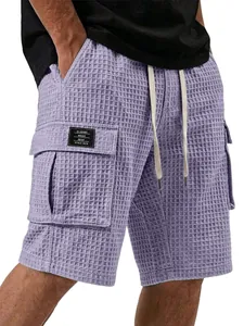 Nahaufnahme der lila Waffelstrick-Cargoshorts mit Kordelzug und Seitentaschendetail