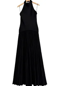 Élégante robe longue noire à licou et plis pour un look estival sophistiqué.