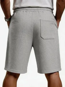 Detailansicht der grauen Waffelstrick-Herren-Shorts mit Gesäßtasche und Textur