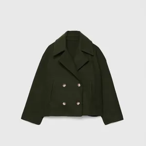 Abrigo corto de lana verde oscuro con doble botonadura y solapas elegantes.
