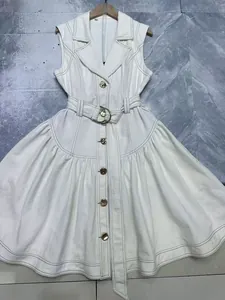 Abito vintage in denim bianco senza maniche con cintura in vita e bottoni in metallo