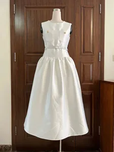 Elegante abito midi bianco senza maniche in stile francese con tasche e cintura