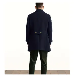 Vista posteriore di un cappotto di lana da uomo stile marina britannica media lunghezza