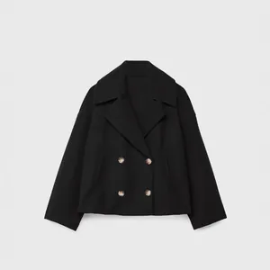 Elegante abrigo corto de lana negro para mujer con diseño de doble botonadura y solapa