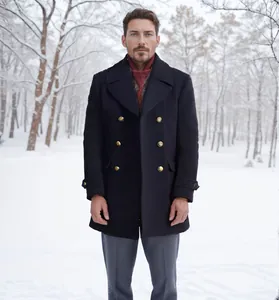Elegante cappotto di lana da uomo in stile marina britannica in una foresta innevata