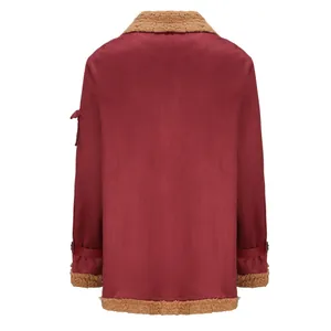 Vista posteriore dettagliata di una giacca uomo oversize in finta pelle scamosciata bordeaux calda