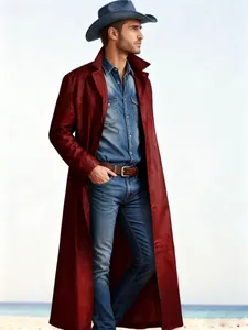 Detail des langen burgunderroten Herren-Trenchcoats aus Kunstleder im Western-Stil.
