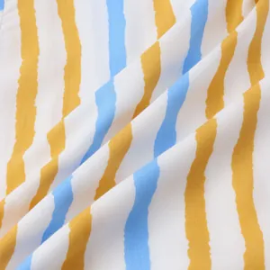 Vue macro d'un tissu de chemise de plage à rayures montrant la texture et les couleurs