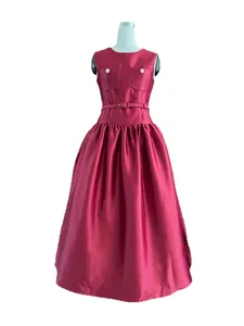 Elegante abito rosa senza maniche in stile francese con bottoni dorati e cintura