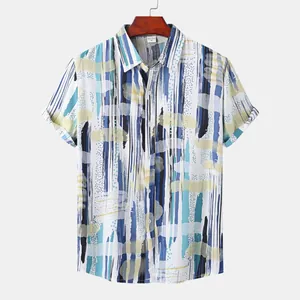 Détail d'une chemise de plage à manches courtes pour homme avec imprimé rayures bleues