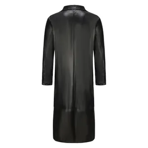 Rückansicht eines langen schwarzen PU-Leder-Trenchcoats für Herren mit schlichtem Design