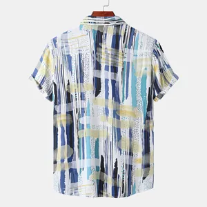 Vue arrière d'une chemise de plage pour hommes à manches courtes et imprimé abstrait