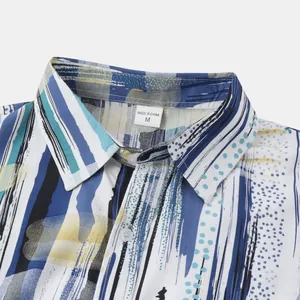 Gros plan détaillé du col d'une chemise de plage pour hommes avec des motifs bleus