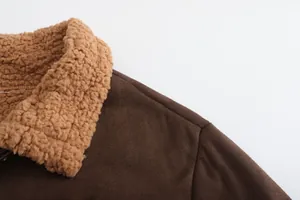 Primo piano di una giacca di camoscio marrone con dettaglio del colletto in pile.