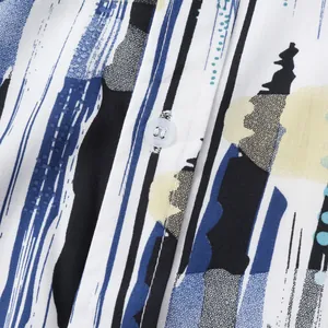 Gros plan du motif rayé abstrait sur une chemise de plage d'été pour hommes avec bouton