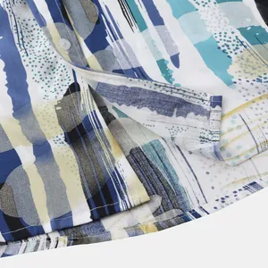 Détail en gros plan du tissu imprimé à rayures abstraites sur une chemise de plage.