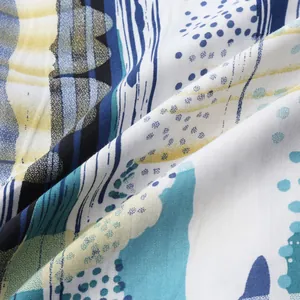 Gros plan sur la texture du tissu léger d'une chemise de plage pour homme imprimée