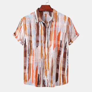 Vue détaillée de l'imprimé à rayures orange et marron sur une chemise d'été