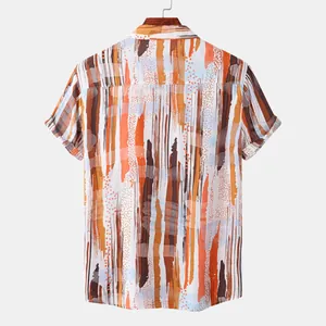 Vue arrière d'une chemise de plage pour homme avec imprimé abstrait orange et marron