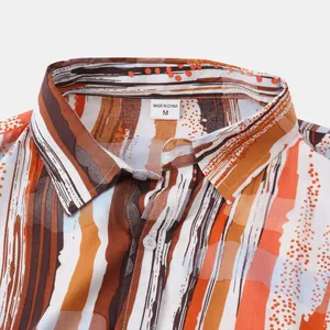 Détail en gros plan du col d'une chemise de plage pour homme à rayures abstraites