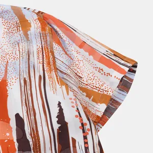 Détail rapproché de la manche et de l'imprimé à rayures orange sur une chemise de plage