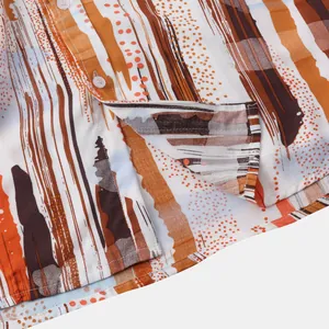 Détail rapproché du motif abstrait à rayures et pois sur chemise de plage pour hommes