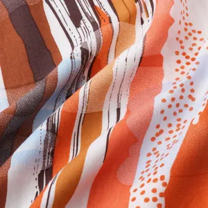 Gros plan sur le tissu imprimé à rayures et à pois pour chemise de plage homme
