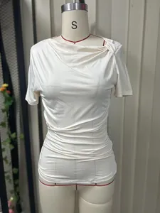 Nahaufnahme eines kurzärmeligen Oberteils mit geraffter Taille und Knotendetail.