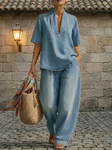 Ensemble deux pièces en denim bleu clair avec haut à col en V et pantalon large fluide