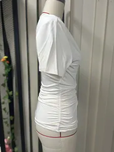 Seitenansicht eines weißen kurzärmeligen T-Shirts mit Raffung für Damen auf einer Schaufensterpuppe