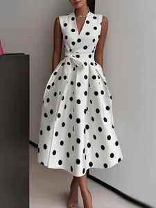 Detailansicht eines ärmellosen Polka-Dot-Kleides im Vintage-Stil mit V-Ausschnitt und Gürtel.