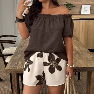 Ensemble haut à épaules dénudées et short à fleurs élégant pour l'été
