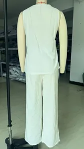 Detaillierte Rückansicht eines weißen ärmellosen Oberteils und einer weiten Hose am Mannequin