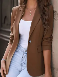 Detail van een slim fit bruine blazer voor dames met één knoop voor een zakelijke uitstraling