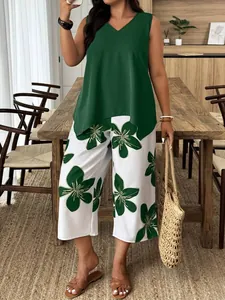 Vista dettagliata di elegante completo verde senza maniche e pantaloni a fiori 7/8
