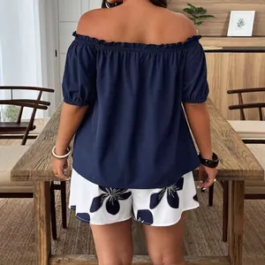 Vue arrière de l'ensemble haut épaules dénudées bleu marine et short fleuri