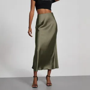 Detailansicht eines eleganten salbeigrünen Satin-Midirocks mit Glanz und hoher Taille