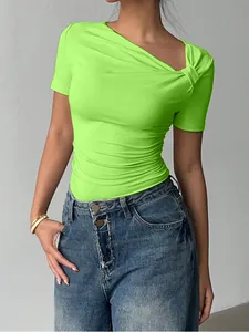 Detailansicht des limonengrünen Damen-Off-Shoulder-T-Shirts mit elegantem Knotendetail