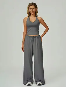 Detalle de un conjunto de descanso gris de dos piezas con top halter y pantalones anchos