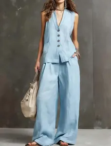 Styling aus hellblauem Leinenweste und weitem Hosen-Set für einen Sommerlook