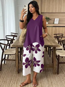 Vista completa di set top viola senza maniche e pantaloni a gamba larga floreali chic