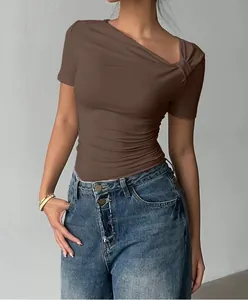 Detailansicht eines braunen Damen-T-Shirts mit schulterfreiem Design und Knoten