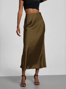 Eleganter Satin-Midirock mit hoher Taille in Olivgrün und glänzender Seidenoptik
