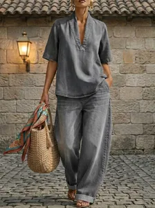 Vue complète d'un ensemble deux pièces en denim gris ample pour femme en extérieur