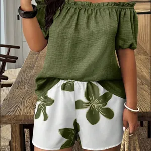Détail de l'ensemble haut à épaules dénudées et short fleuri avec tissu texturé