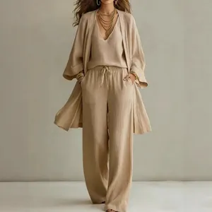 Vollansicht eines 3-teiligen Leinen-Sets für Damen in Beige mit Strickjacke und weiter Hose