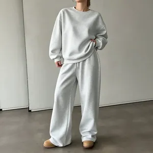 Modella che indossa una felpa grigia oversize e pantaloni a gamba larga