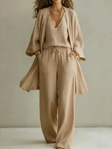 Elegantes beiges dreiteiliges Leinenset mit Strickjacke, Camisole und weiter Hose