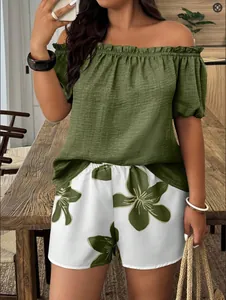 Ensemble d'été décontracté avec haut olive à épaules dénudées et short à motifs floraux