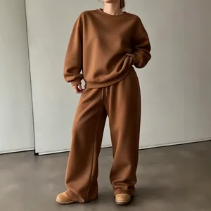Dettaglio di un accogliente set in pile marrone con felpa e pantaloni a gamba larga set